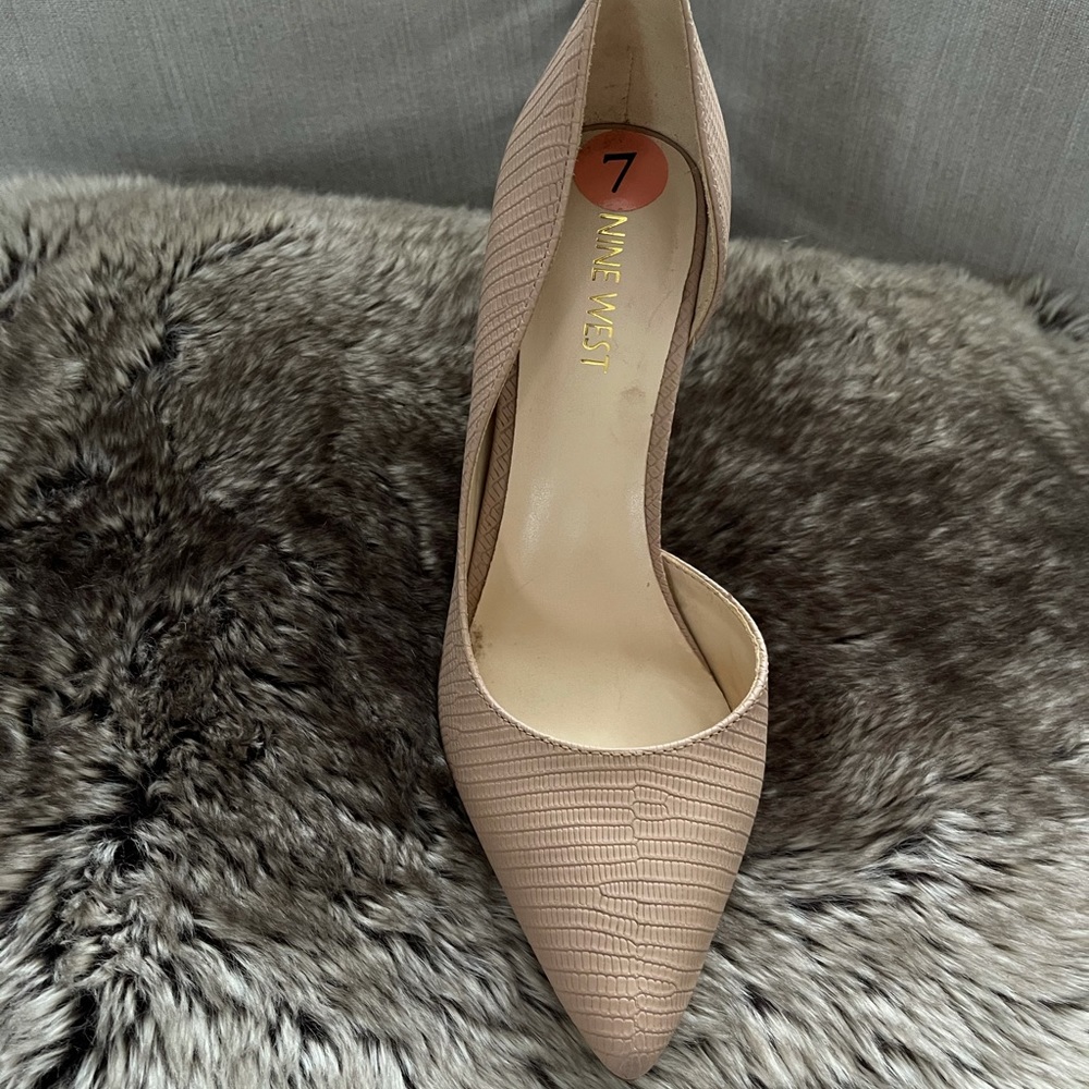 Nine West size 7 nude heel